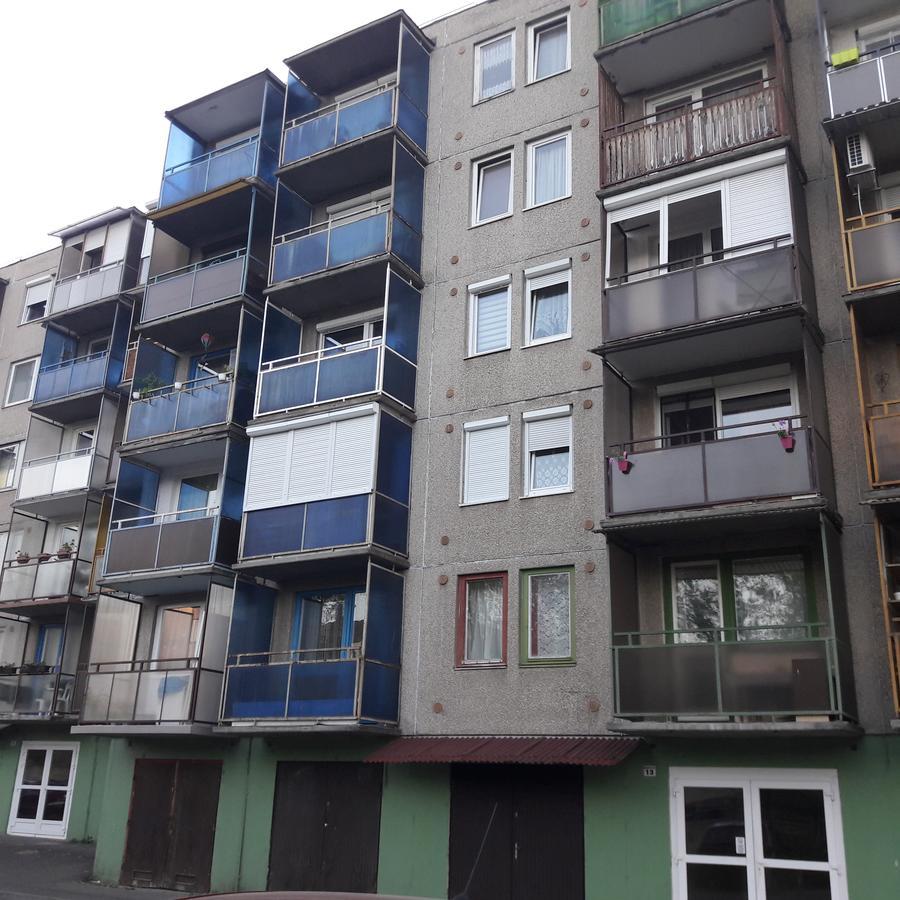 Studio 18 Apartman Kazincbarcika Exteriör bild